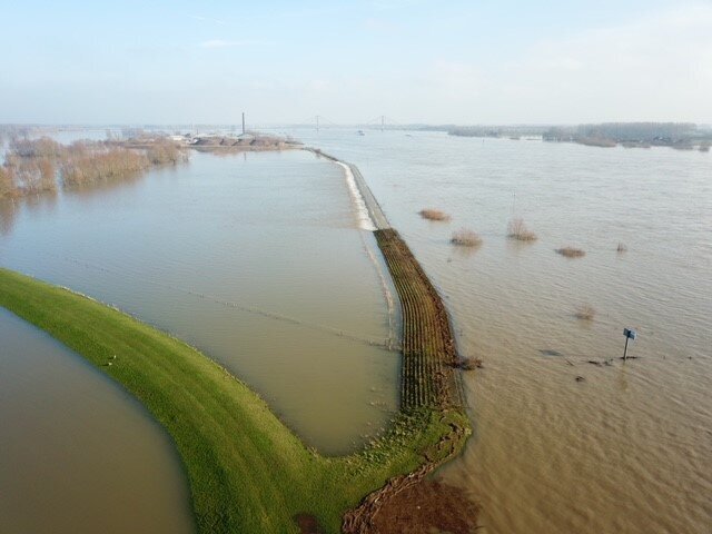 Hoogwater bij Echteld Willemspolder - bron Waterschap Rivierenland